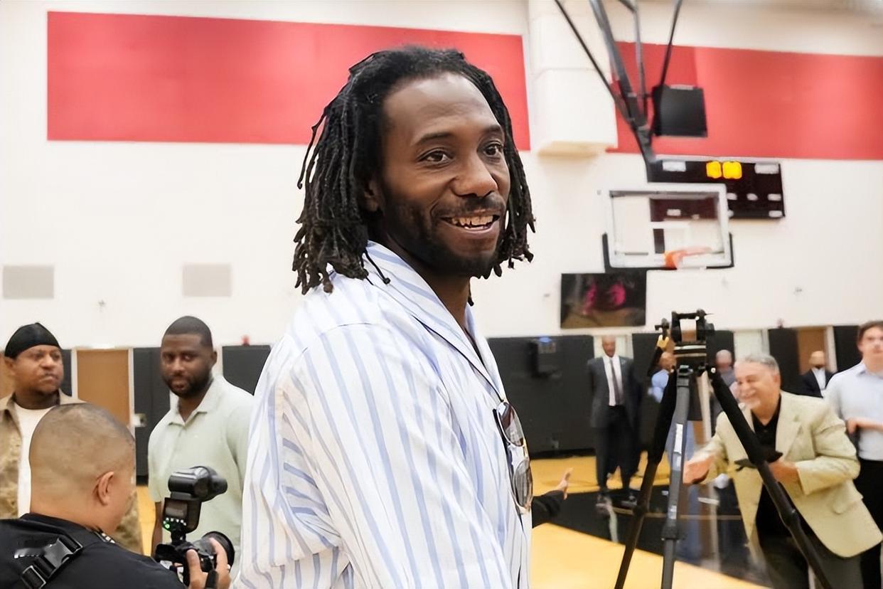 续约伦纳德，NBA新赛季的猛龙，100%只剩两条路可走！
第一个，围绕巴恩斯、伦