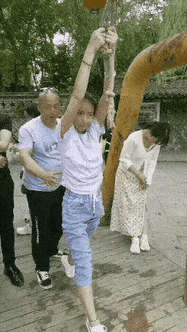 小姐姐面部表情很严肃，完成游戏很认真！
大哥助力动作很热情，投入太重直接落水！