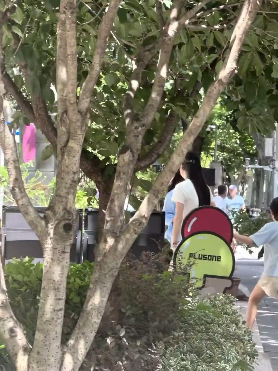 小海绵狼尾安福路偶遇angelababy和小海绵  安福路偶遇baby和小海绵，