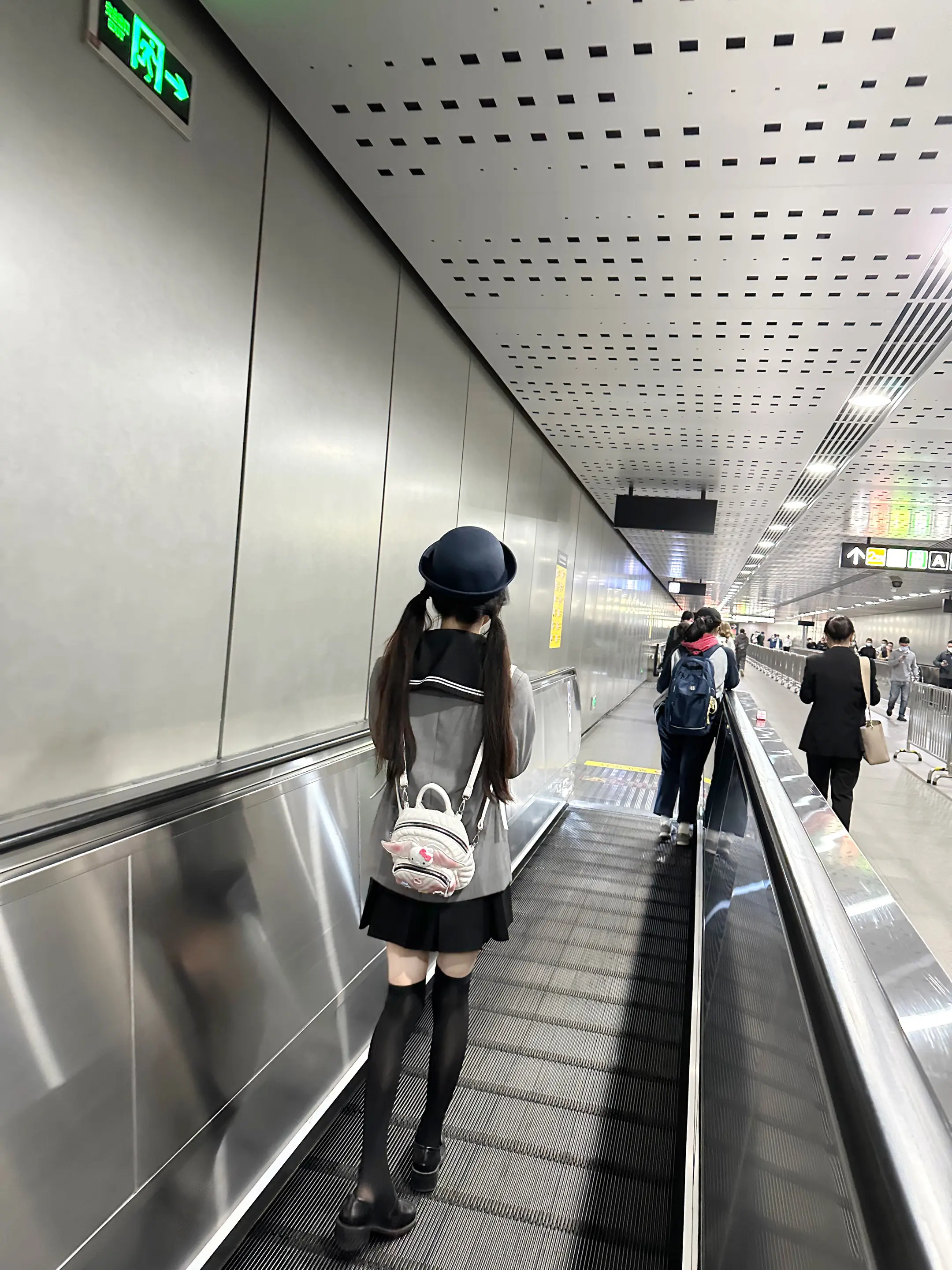 有人故意靠后拍你可爱模样 有人故意靠后回另一个女生消息