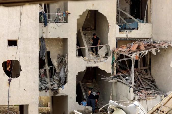 黎巴嫩沦为“第二战场”，2400人丧生，停火协议成废纸。

4月，就在美伊和谈刚