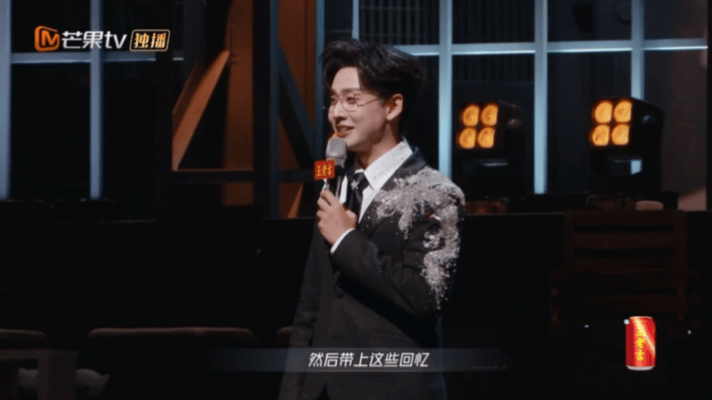 齐思钧和28位哥哥拥抱告别齐思钧在披荆斩棘五季里，早不是单纯的主持人了！最后用拥