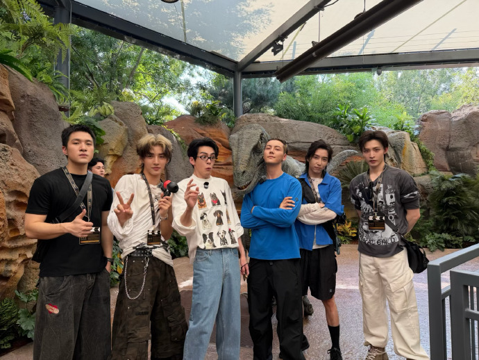 陈伟霆发九门团建合照陈伟霆真的好爱九门 合照说来就来，陈伟霆对九门的爱根本藏不住