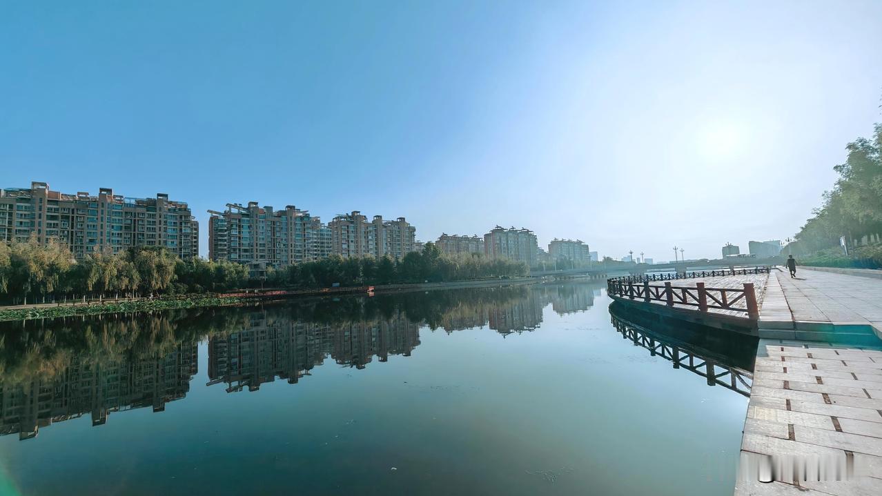 夏日生活打卡季清晨拍的河景房（威海市文登区抱龙河公园）