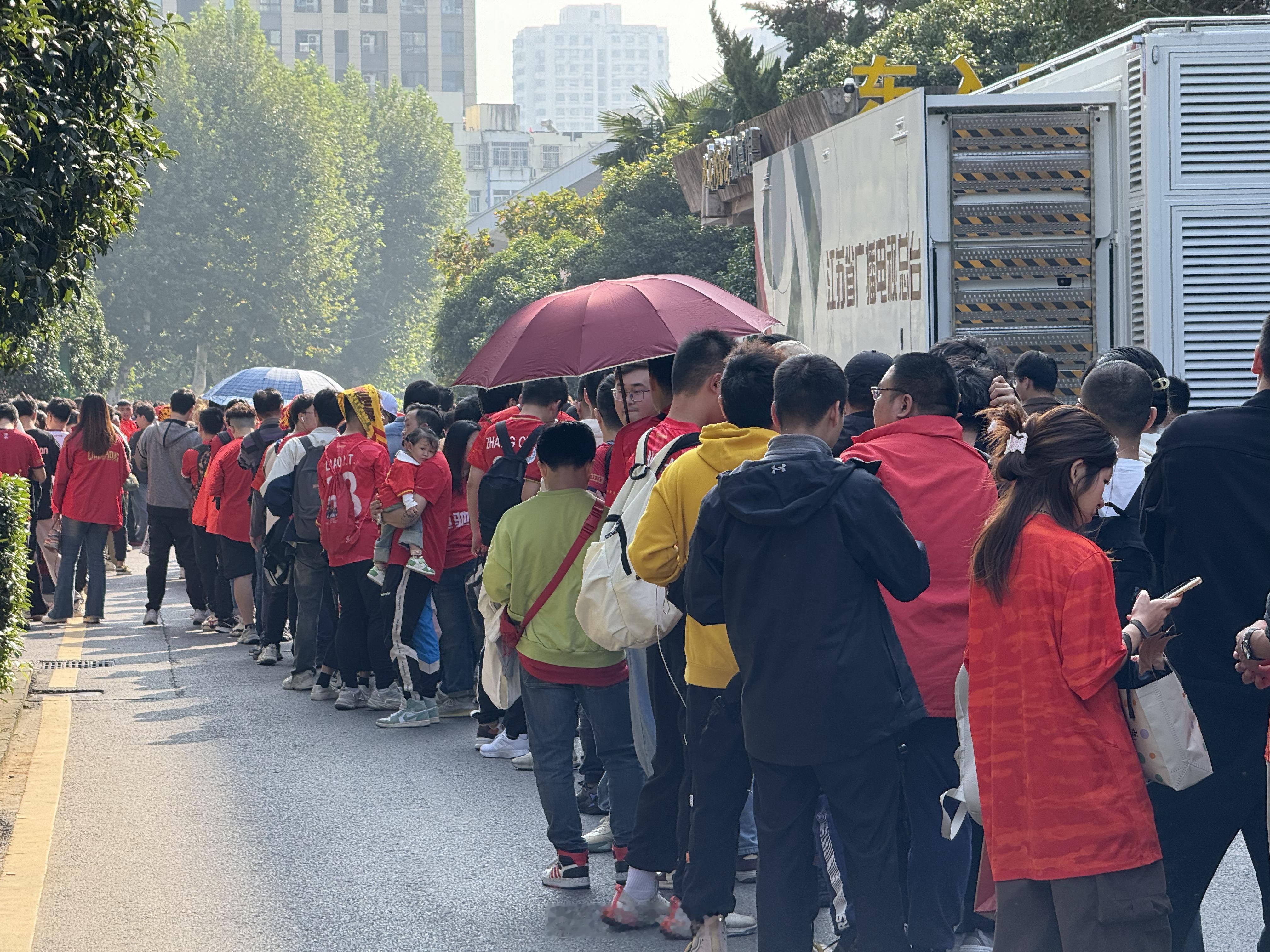 现场来的广州球迷真不少，客队入场都排起了大长龙[允悲]#南京城市vs广州队##广