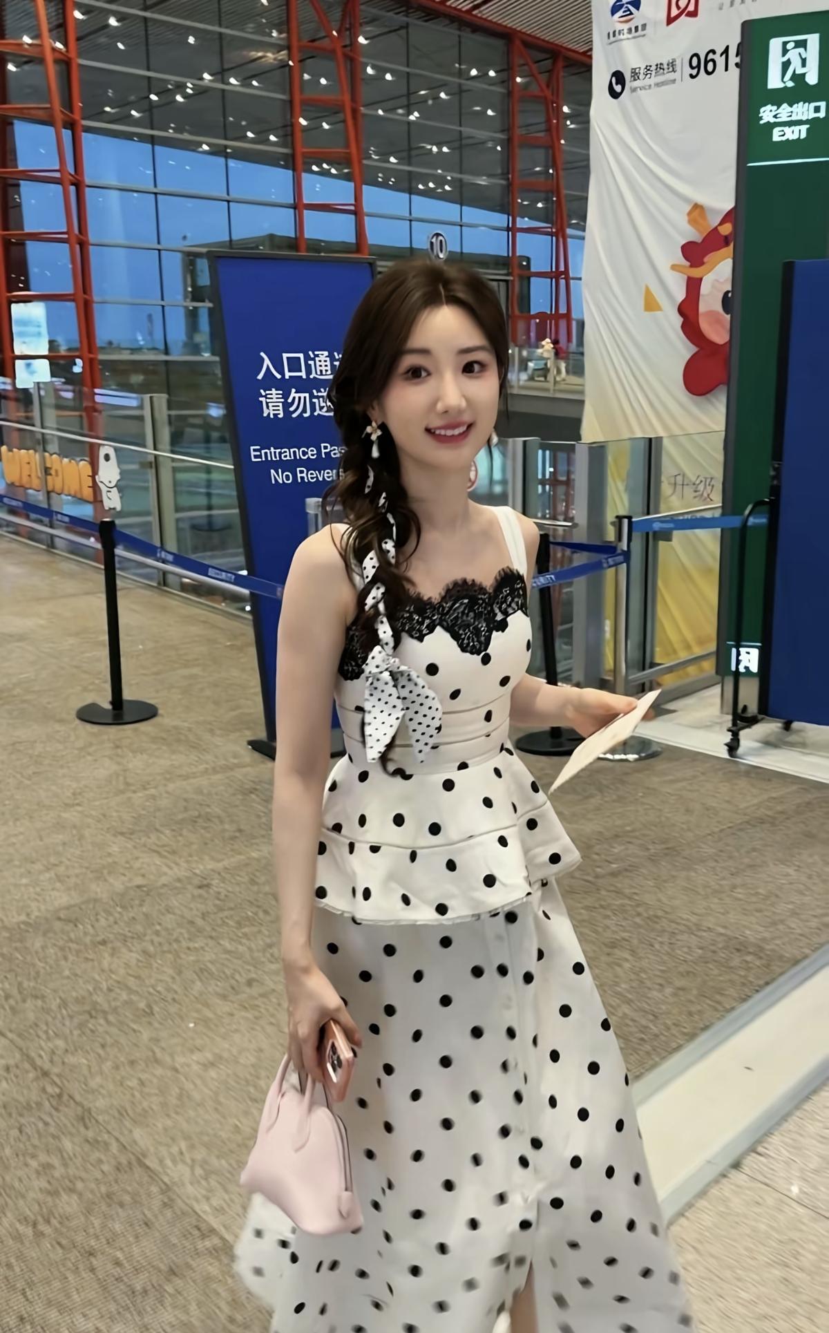 毛晓彤这身波点连衣裙，法式氛围感直接拉满[赞][给力]娱乐明星