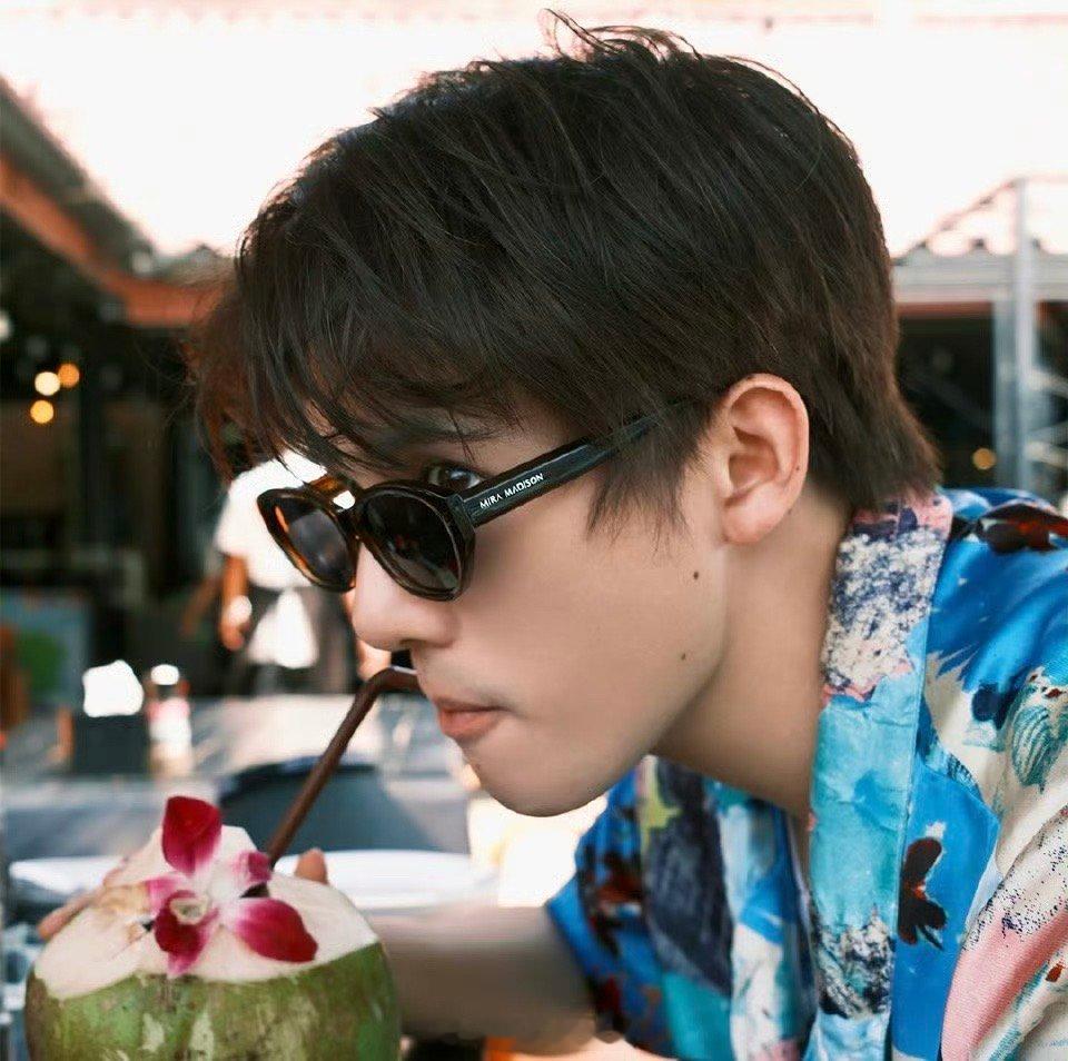 派酱安利王安宇28岁庆生照 叮咚！28岁生日海岛九宫格解锁！🌴花衬衫、湿发、落