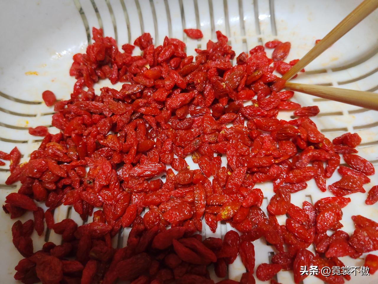 这是我在网上买的枸杞，原本想用来泡茶。我清洗后，用盐和醋泡了10分钟，捞出来一看