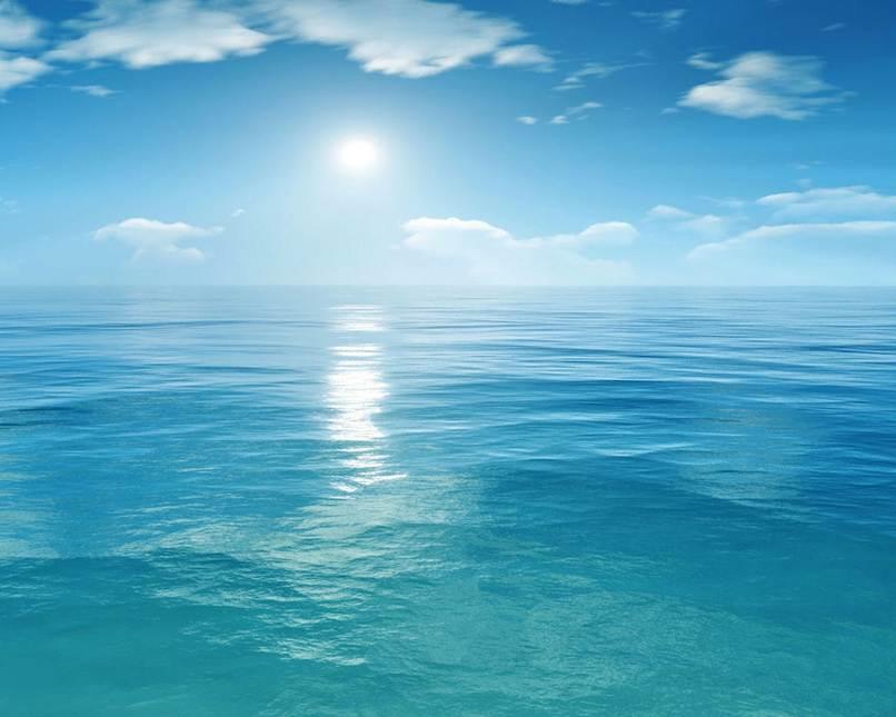 青岛海边常见青绿色，南方一些海域却湛蓝清澈，大海的颜色究竟由谁决定？阳光的吸收与