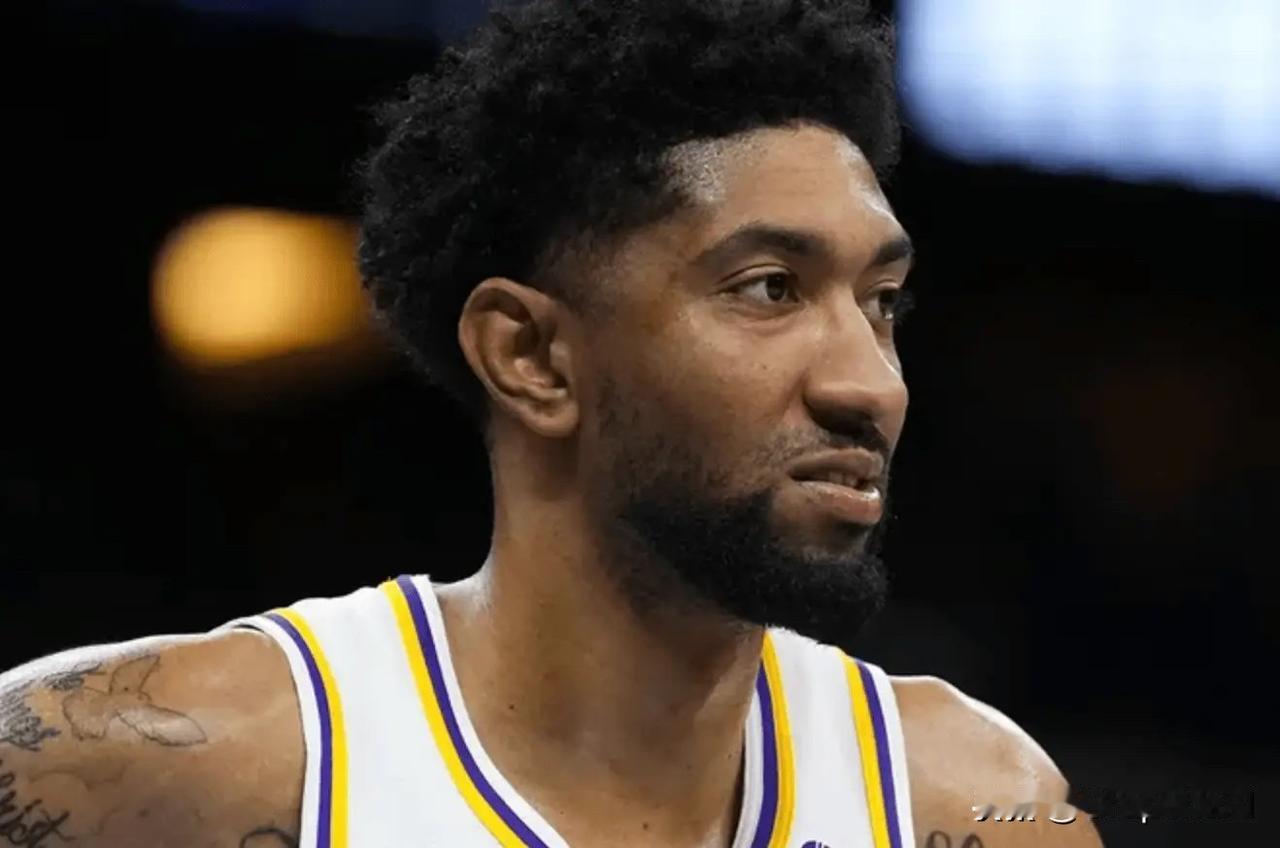 前NBA球员克里斯蒂安-伍德11月初在他位于加州的住所遭遇三人入室抢劫，伍德当场