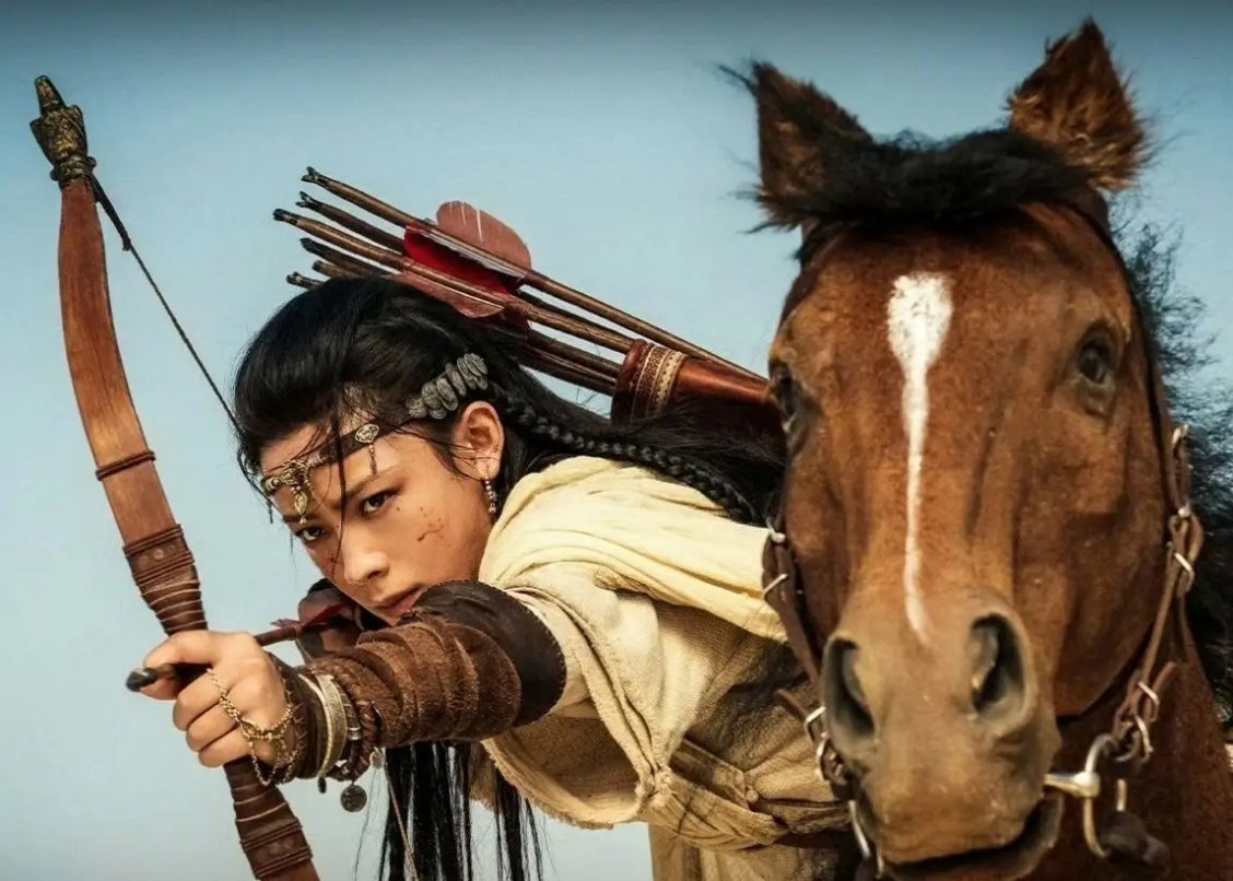 陈丽君晋升副主任因《镖人》大火的陈丽君，摇身一变晋升成了“陈主任”——浙江小百花