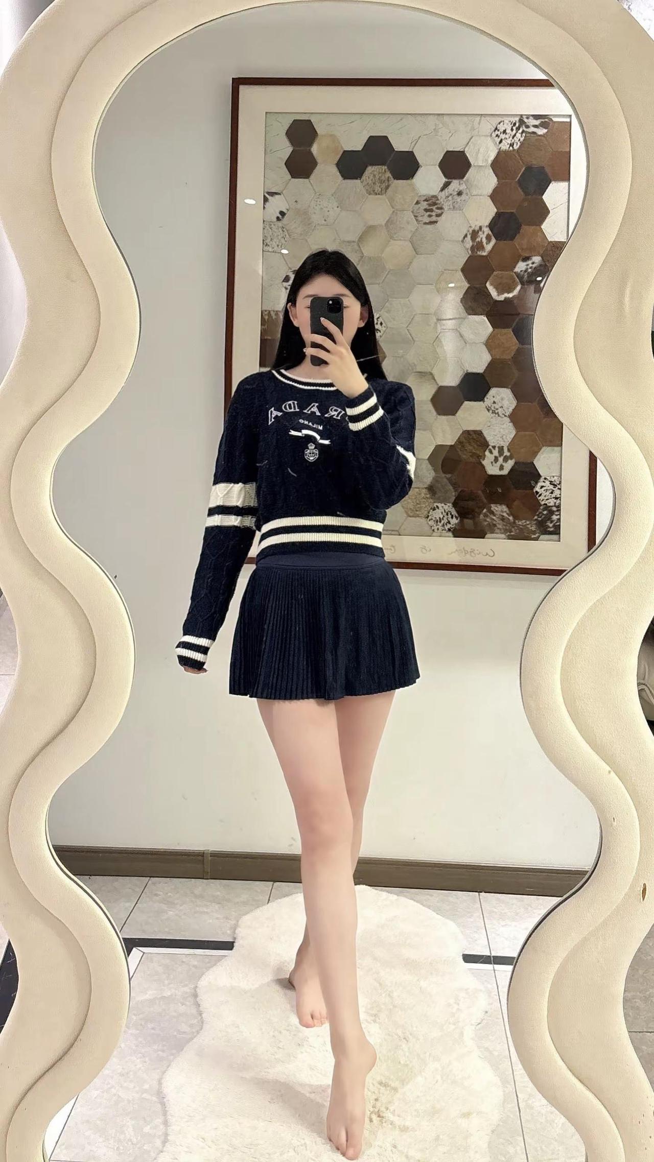 我只爱买衣服和旅行 我不会打牌也不会打游戏不爱社交 买衣服能让我开心漂亮 旅行让