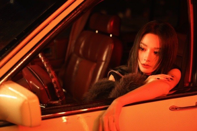 彭小苒镂空连体衣辣成啥了 彭小苒这波造型属实赢麻了😎 镂空连体衣的设计超亮眼，