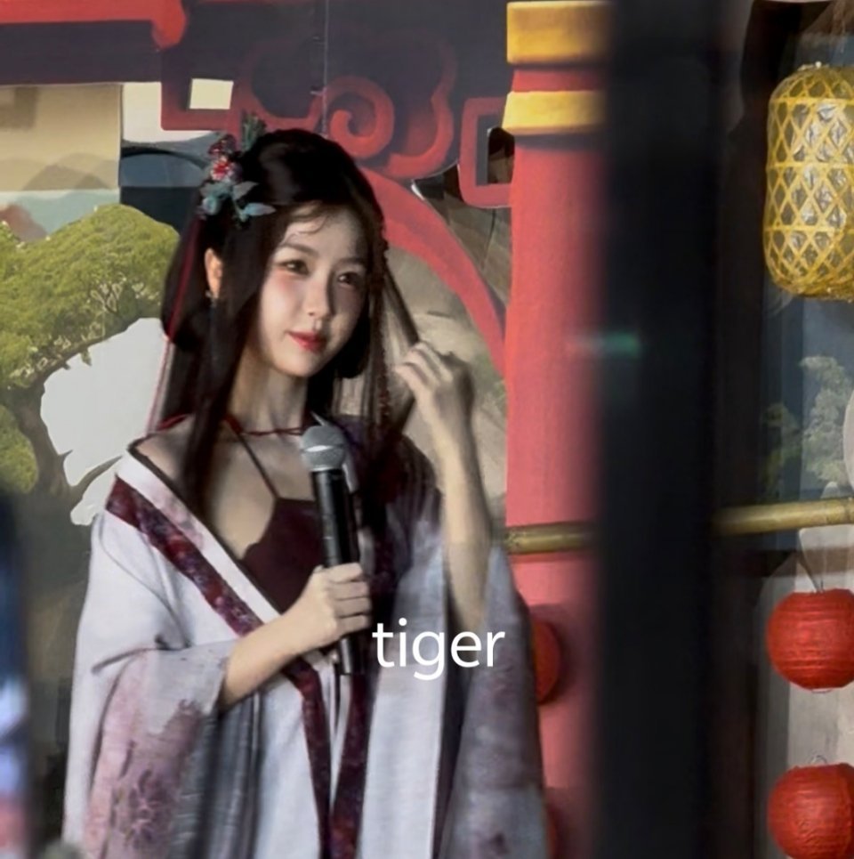 此女完全是魅魔来的好吧，随意一帧都美得不像话