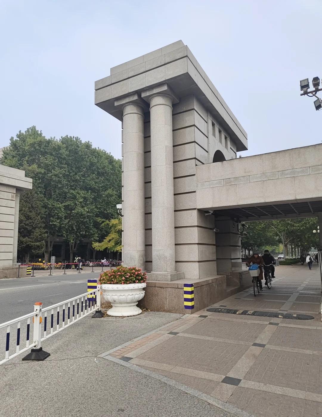 缅怀杨振宁先生
清华科学馆缅怀杨振宁先生
​一瞬的驻足，能望见跨越世纪的人生…