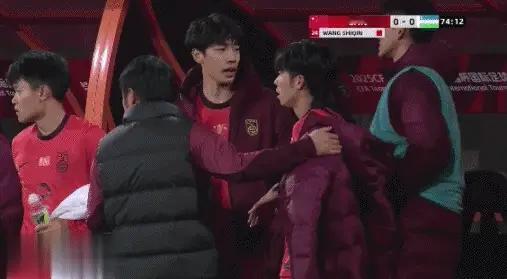 安东尼奥的战术被24号全打乱。本来换上的是希望是生力军，结果换上的是卧底是损耗。