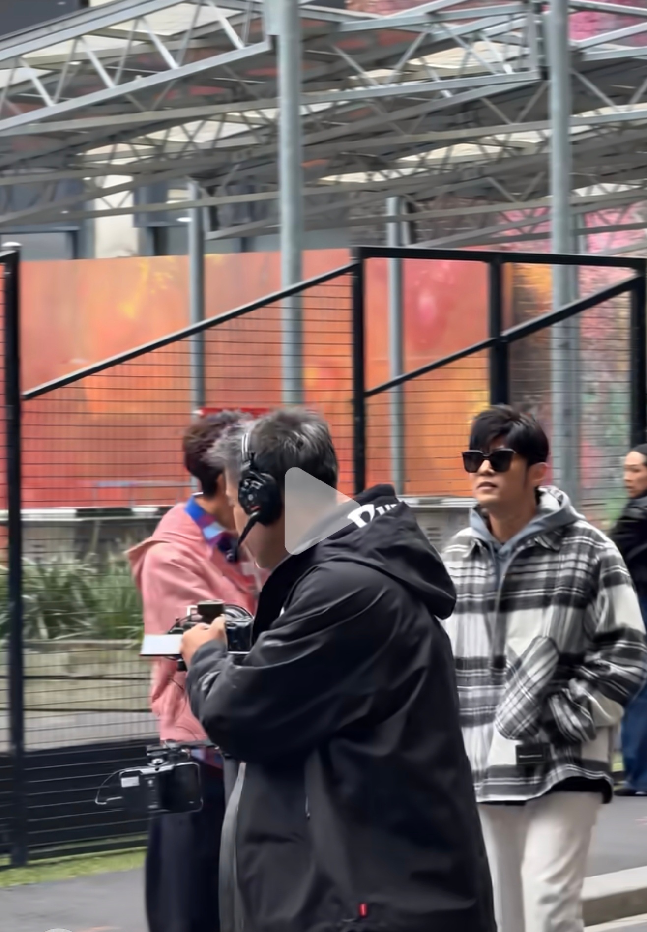 周杰伦风波后首露面周杰伦风波后首现身  有网友今天下午在墨尔本偶遇周杰伦，他旁边