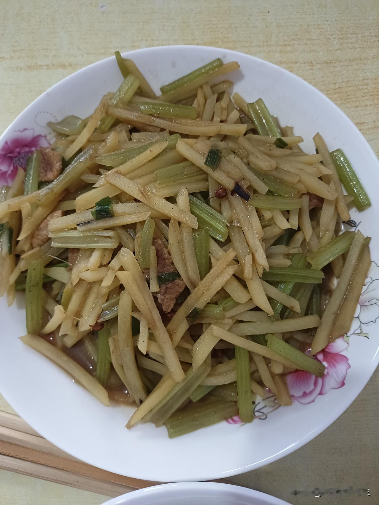 今天中午我家4个菜，芹菜炒土豆，西红柿炒鸡蛋，凉拌芦笋，红烧肉。

早上起来就下