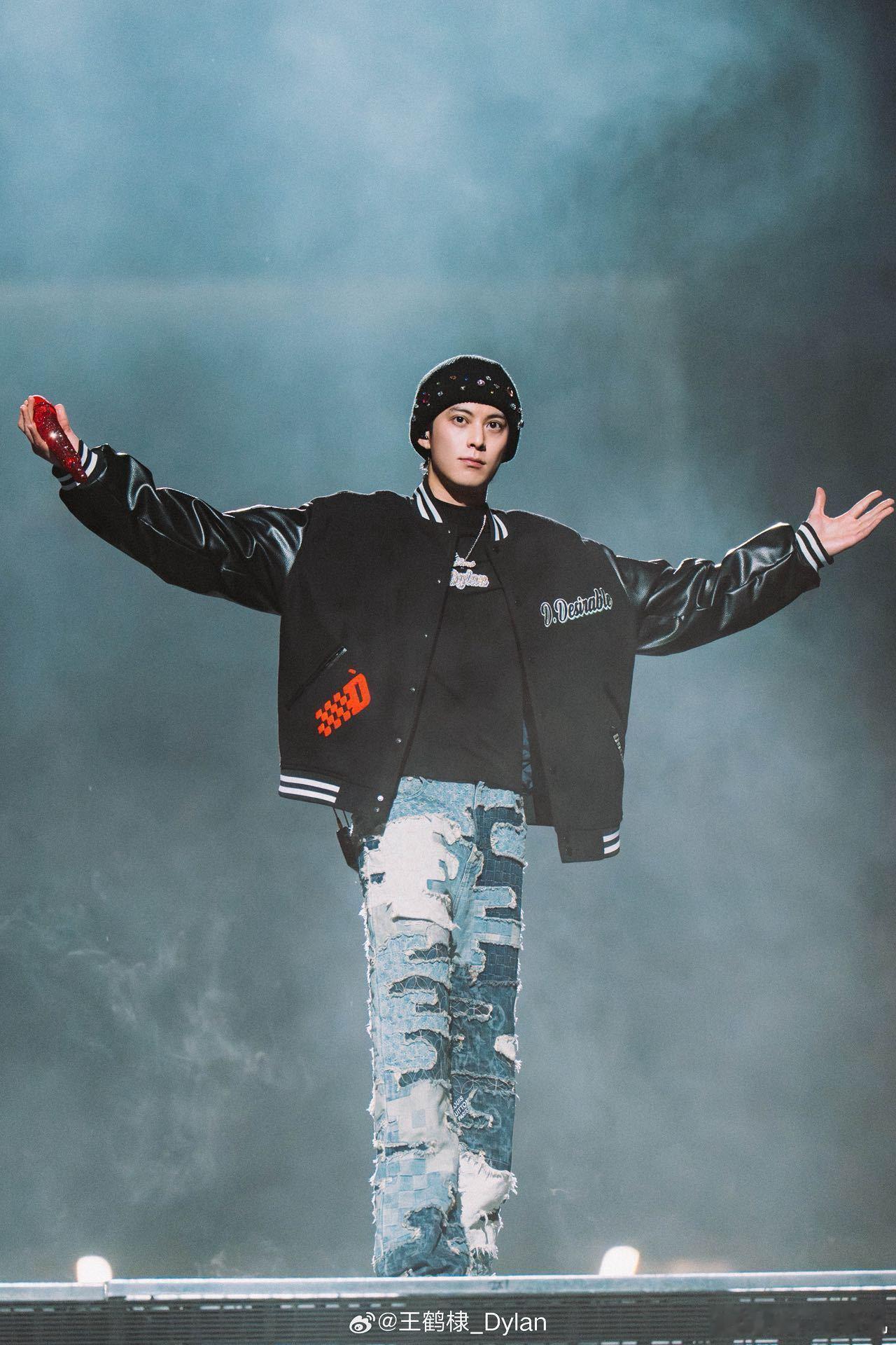 视频开头的酷拽说唱让人以为会是一场帅气舞台，结果画风一转，王鹤棣直接进入像素世界