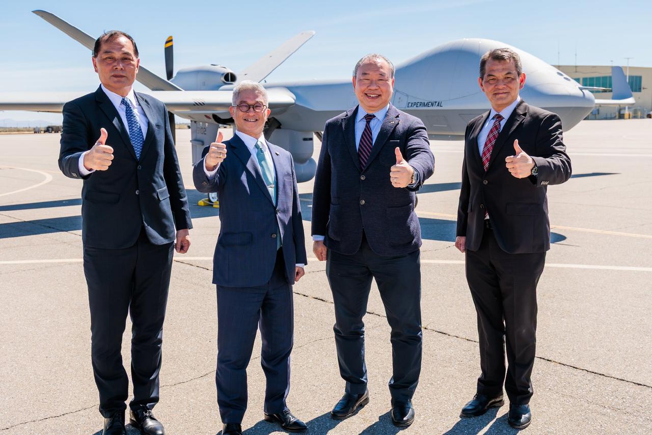 台军和台驻美高官在美国当地时间3月17日共同出席了首批2架MQ9B“海神”无人机