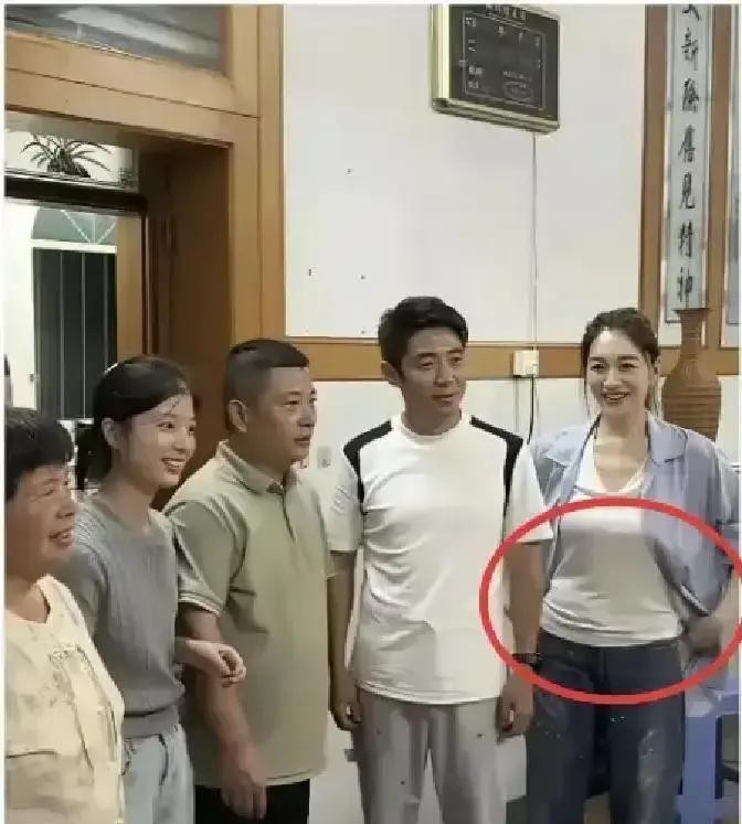 李小冉在田里插秧被村民随手一拍，腰上那点肉直接冲上热搜。
照片里她穿着宽松T恤，