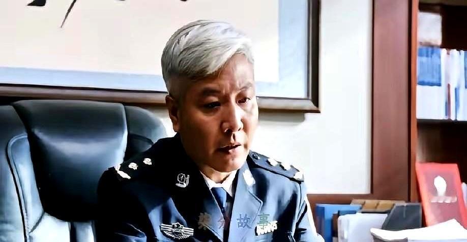 十七年隐忍，他看着巡山队一个个倒下，骂名背了十几年。
 
所有人都以为他是条老狐