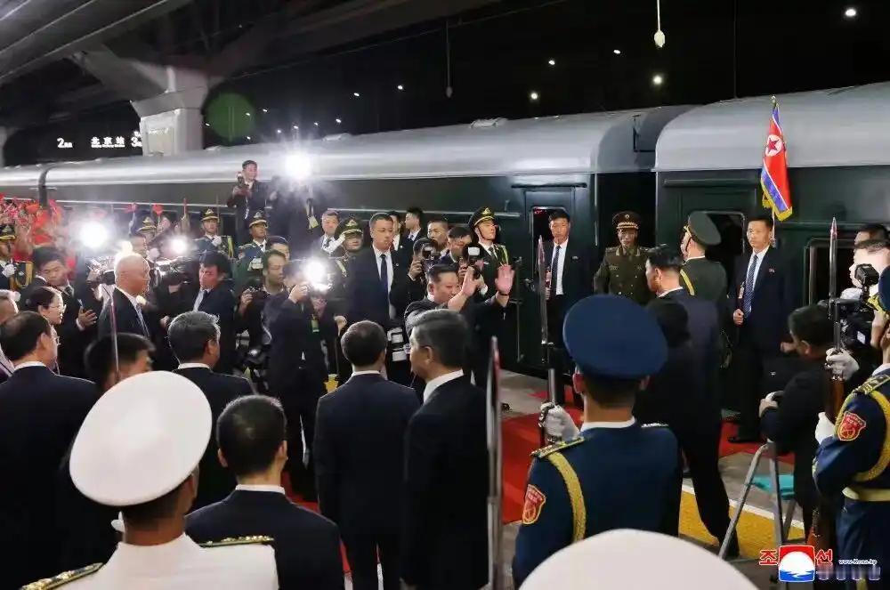 金正恩乘专列离京返程很多人疑问为啥他不坐飞机，不是因为他恐高，毕竟更快，而坐火车