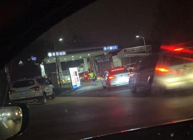 今天真的被加油排队搞麻了。每个加油站都是排长队，排队到晚上10点钟才加上油。

