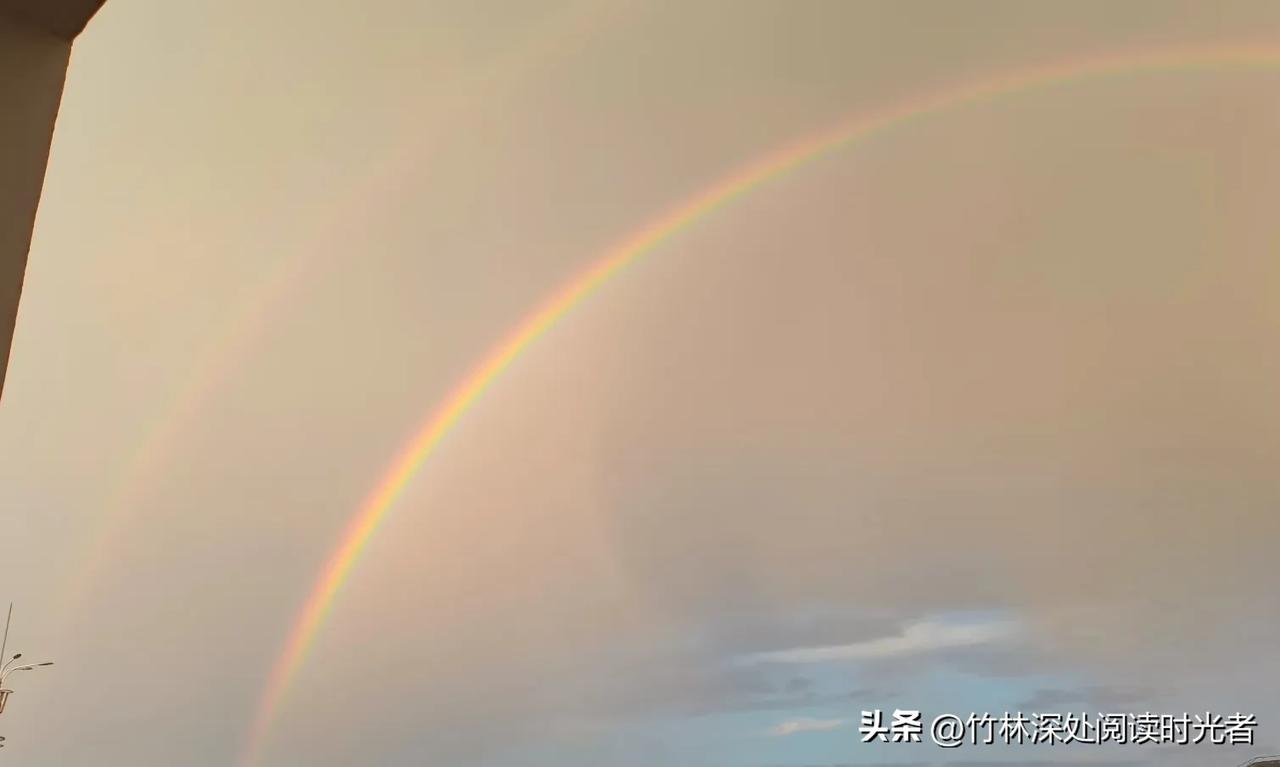 遇见双彩虹会幸运
 
常听人说，遇见双彩虹能沾上好运，这话听着实在，细想也透着点