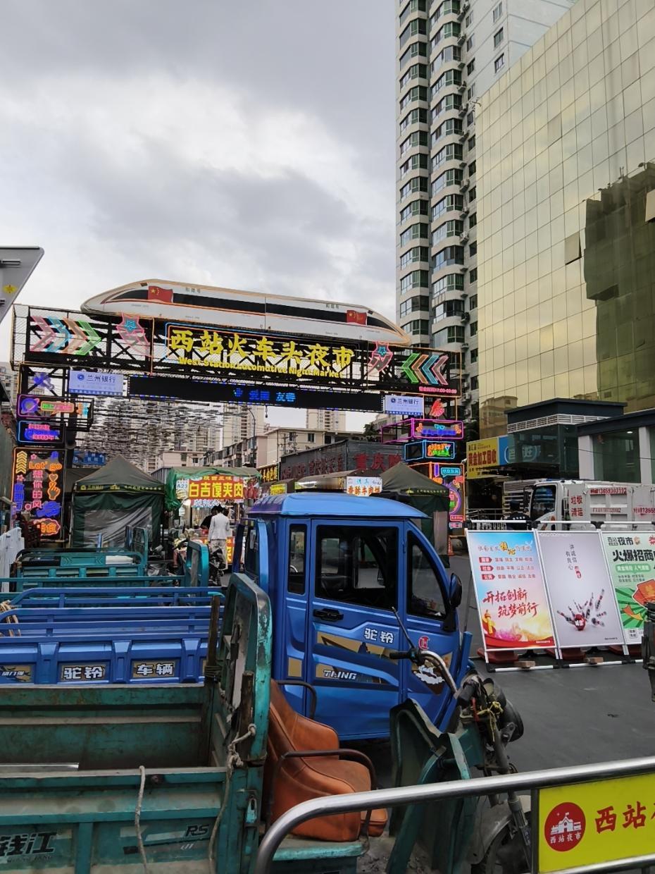 没有想到西站火车头夜市，从下午的5点钟左右就开始摆摊，6点钟的时候，全部的摊位已