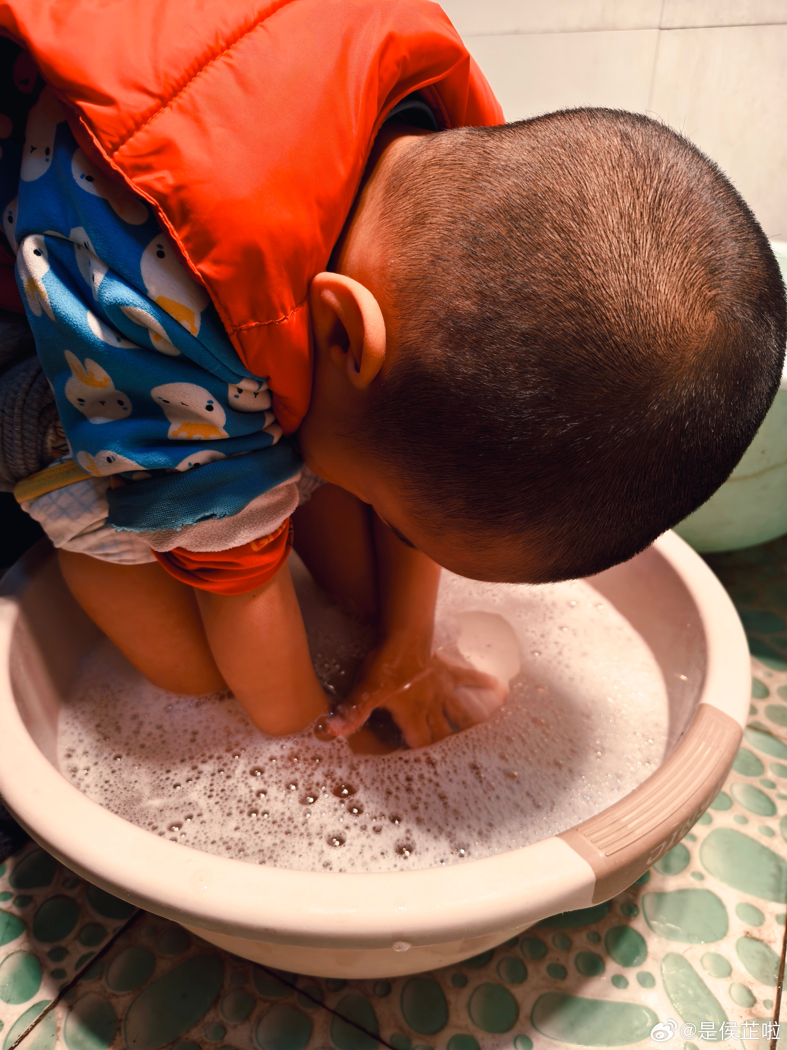 自己的事情自己做小杨同学自己在洗脚中一边洗一边玩儿看小头发了吗，昨天新剪的发型舅