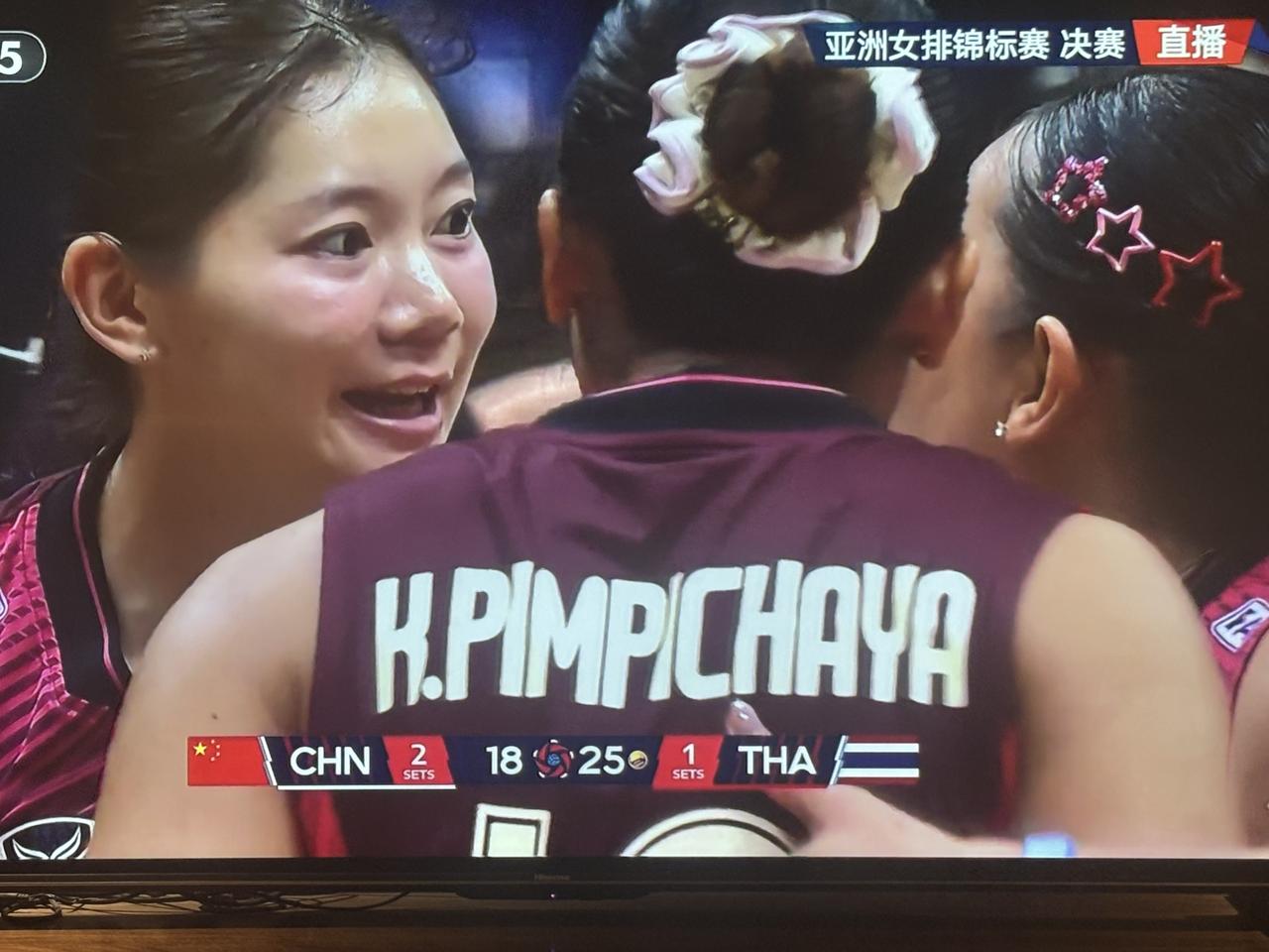 2比2，这是中国女排和泰国女排争夺2026亚洲锦标赛冠军前四局比赛的比分。

 
