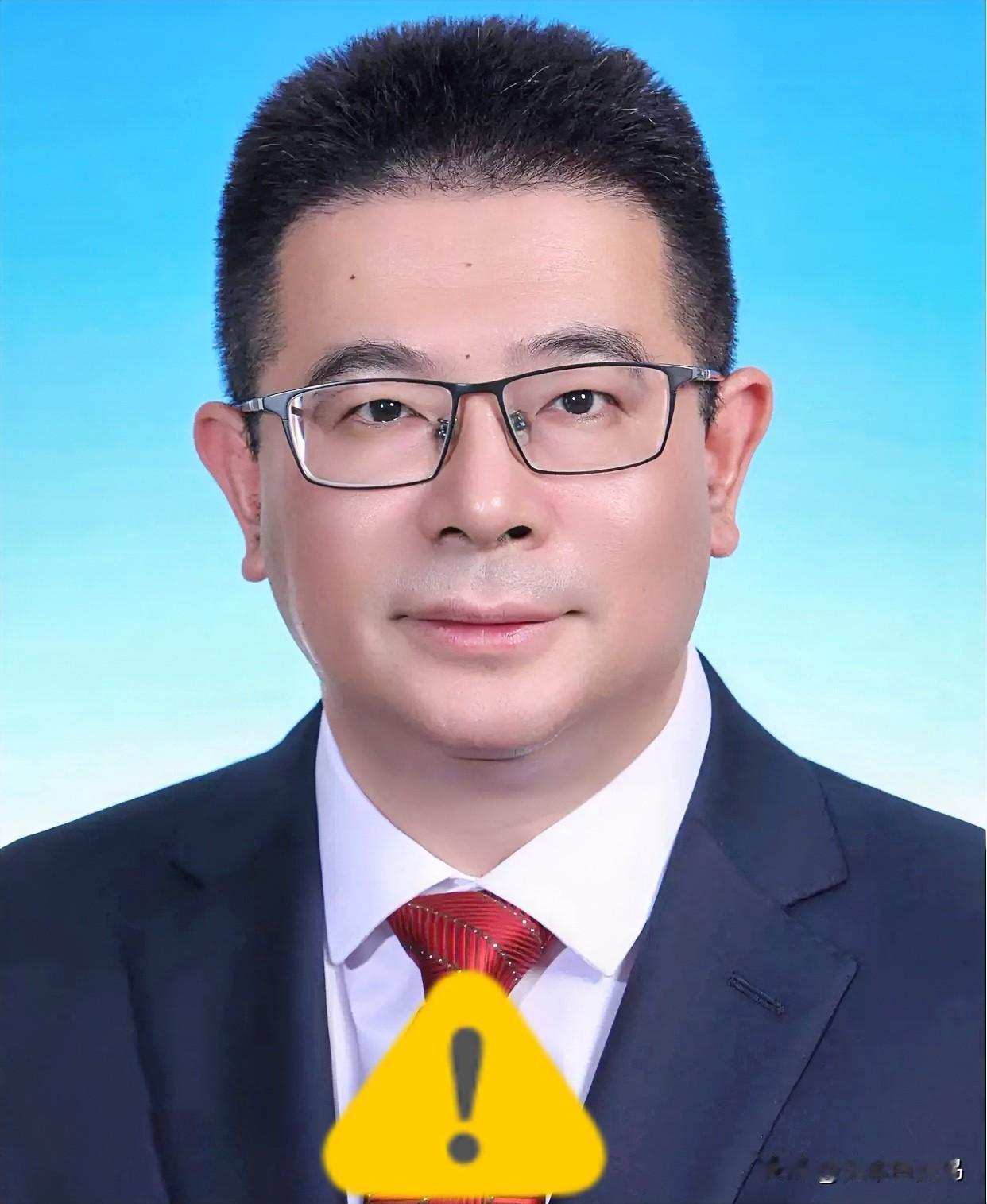 前脚下属吴明禹刚进去蹲了三天，
后脚53岁的李云就跟着去“团聚”了。

这速度，