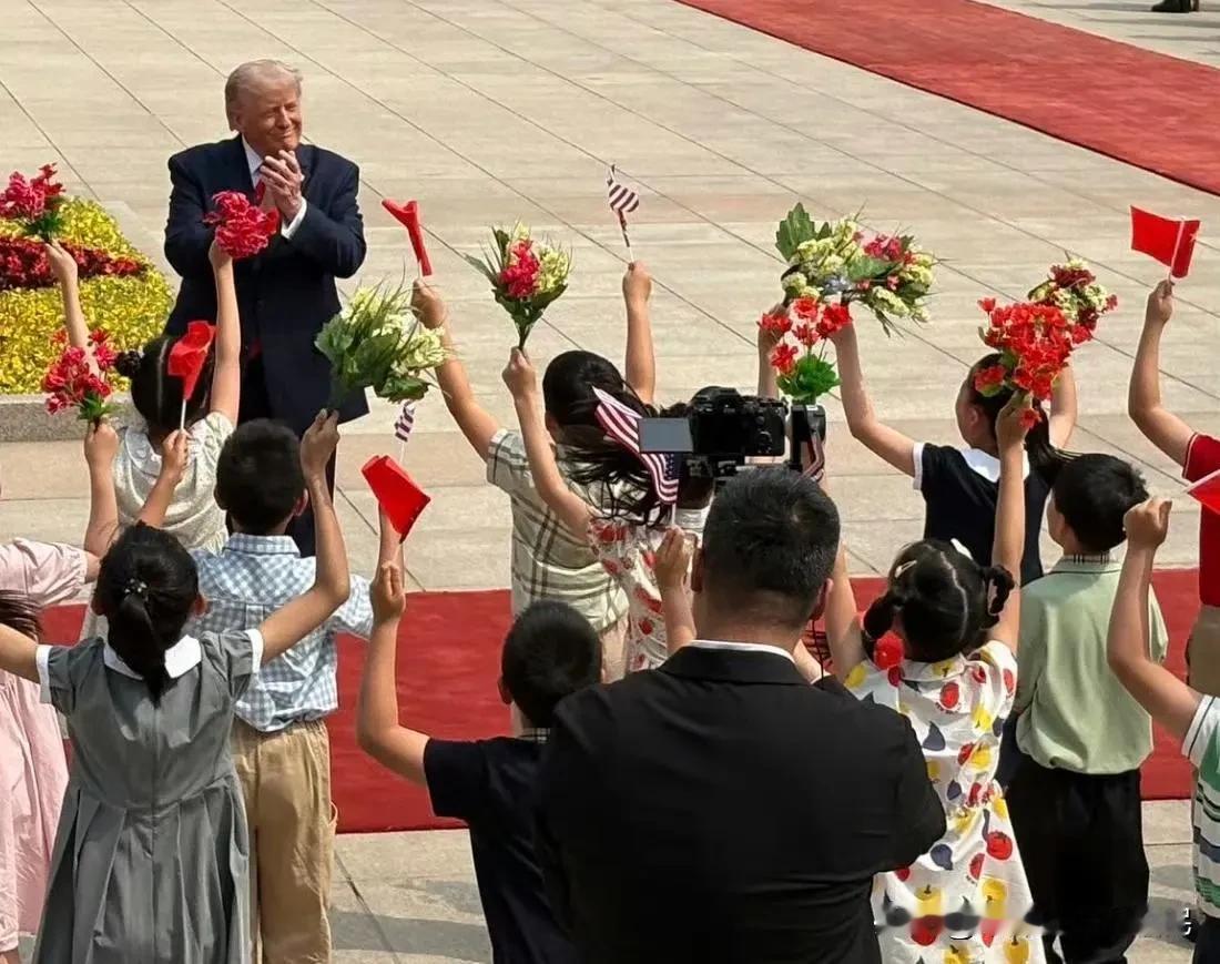 特朗普访华第一天，反常一幕刷屏！红毯高官面不改色，唯独这事让他笑开花
 
时隔9