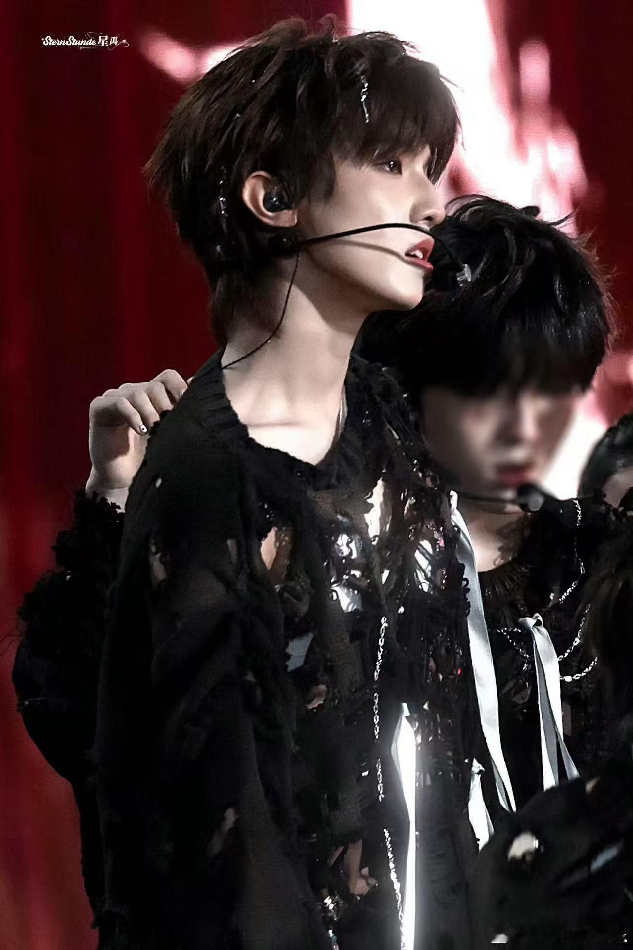 张泽禹 哥穿破布都是帅哥张泽禹没有不全开麦的义务 救命！张泽禹的颜值真的太抗打了