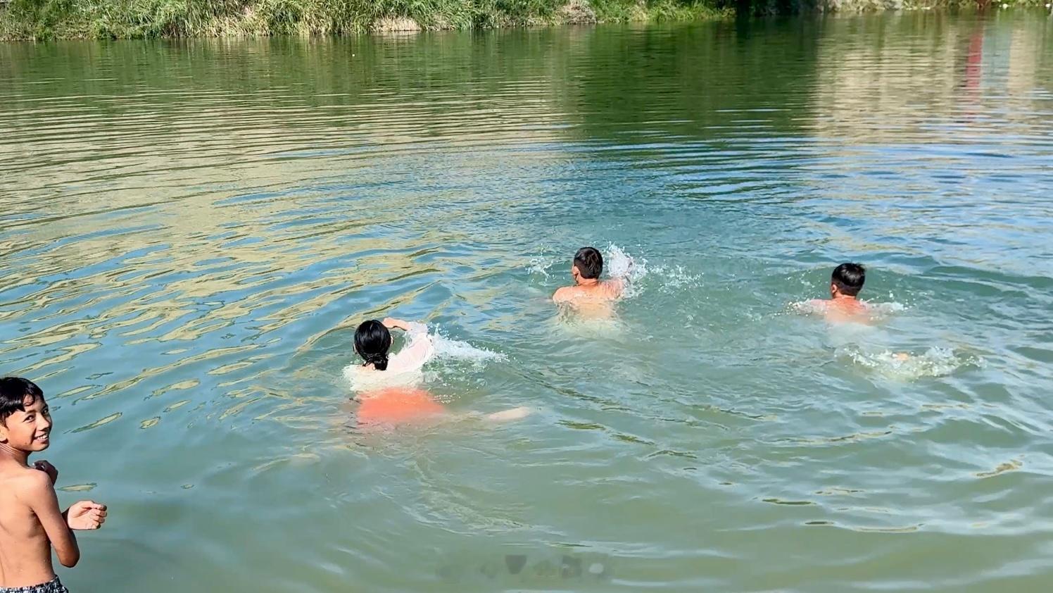 野丫头长大还是野丫头一直想在户外水域游泳，在伊犁河实现了！我爱死伊犁夏天了！！雨