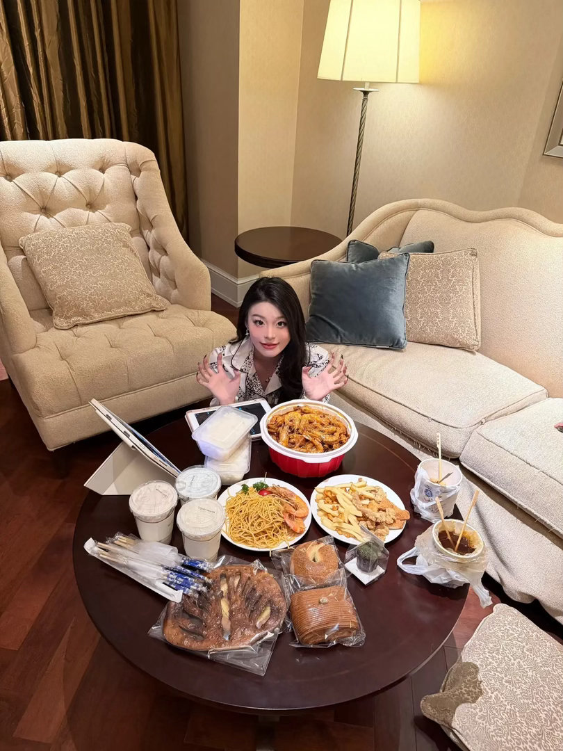一个吃饭就开心的小女孩 