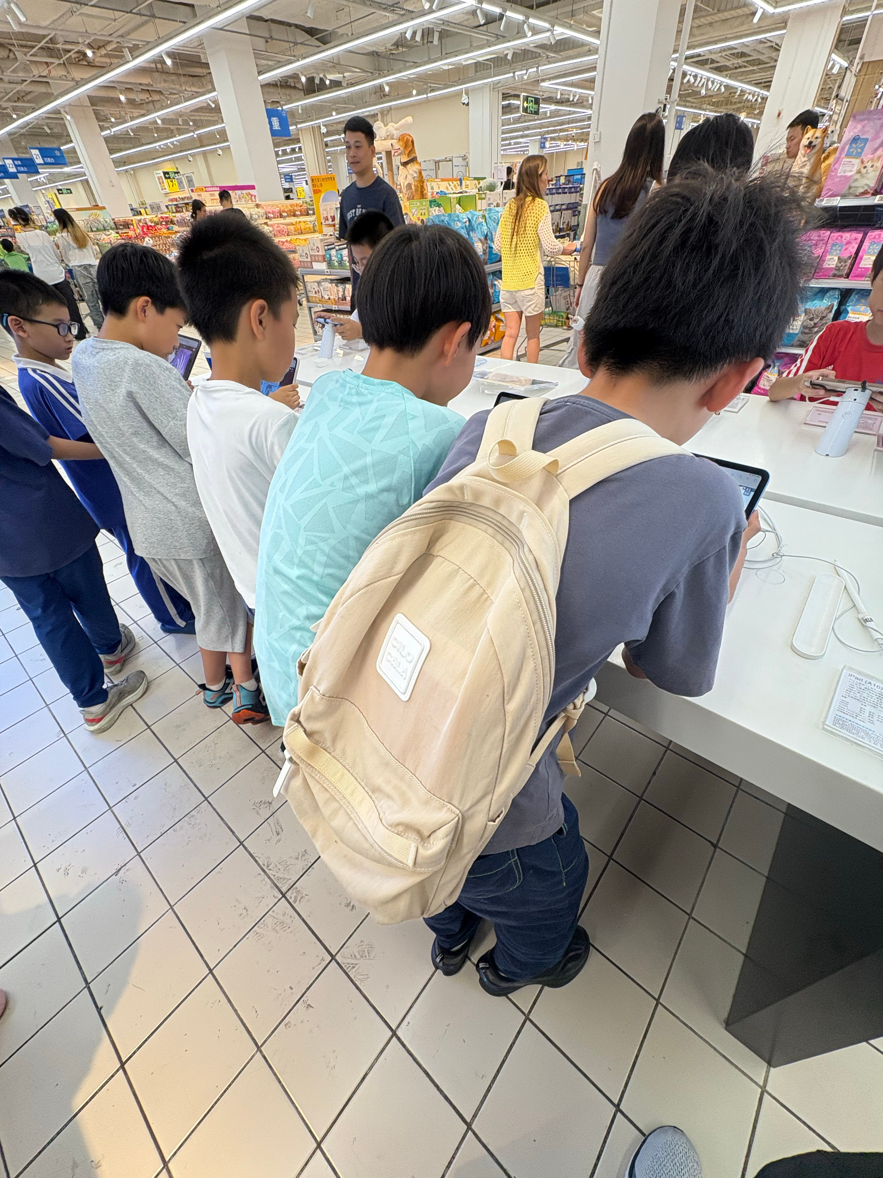 现在苹果店里是没小孩了，沃尔玛、山姆的iPhone 产品区挤满了小孩哥，看到都头