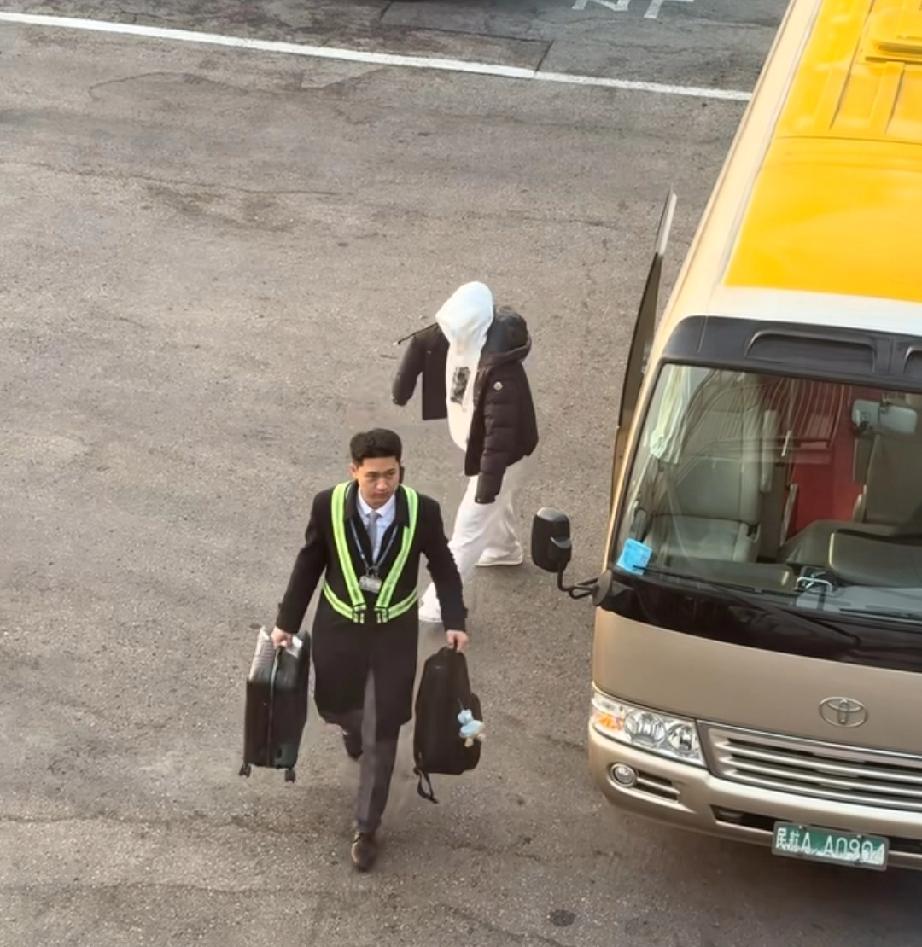 早上在首都机场通过VIP通道登机，刚刚落地重庆，参加WTT重庆冠军赛的王曼昱。