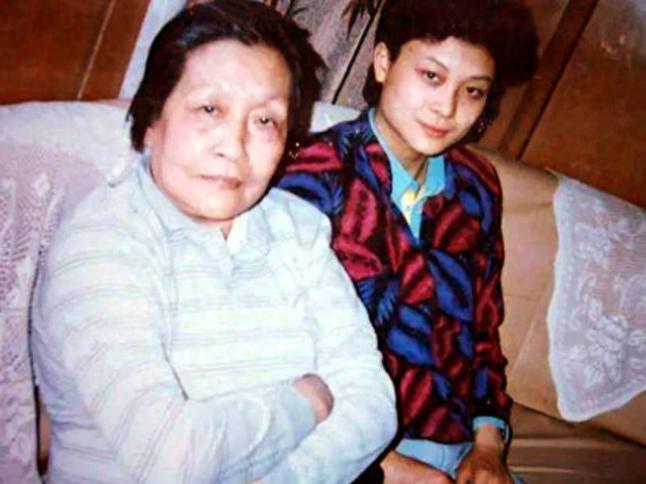 1987年违抗让球命令夺冠，被国家队雪藏后远嫁日本改名小山智丽。1994年广岛亚