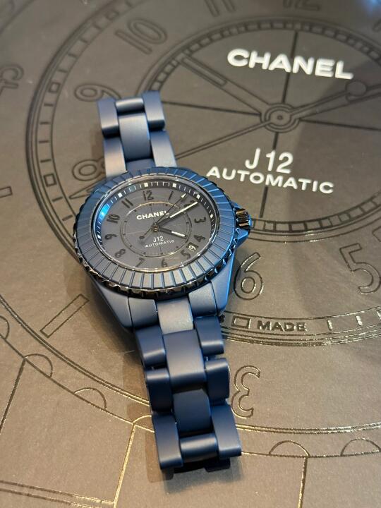 CHANEL J12 BLEU, 特立独行的蓝调美学