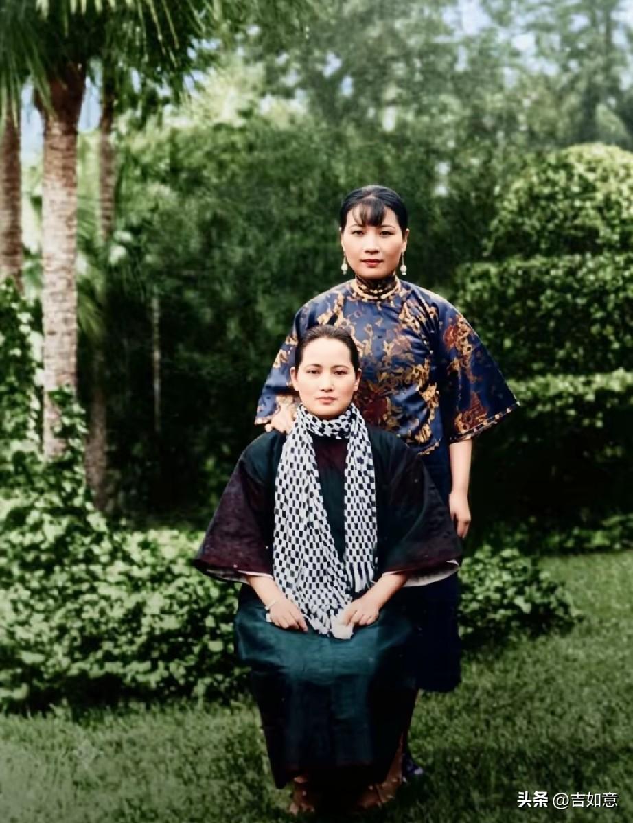 二姐与三妹合影，在国人眼里，还是二姐最好看