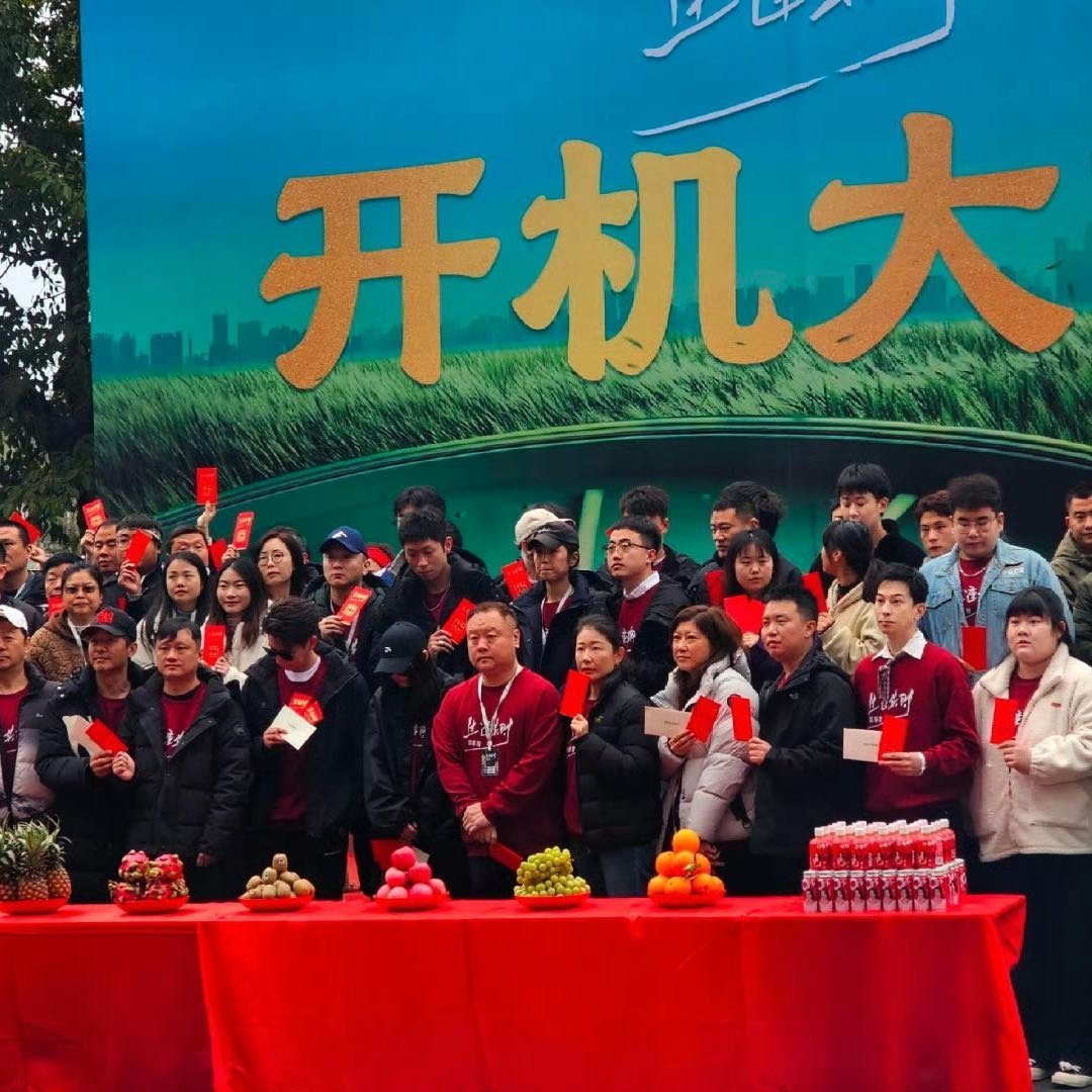 关晓彤王子奇新剧开机开机啦！《生逢其时》讲述了20世纪90年代初的北方厂矿青梧镇