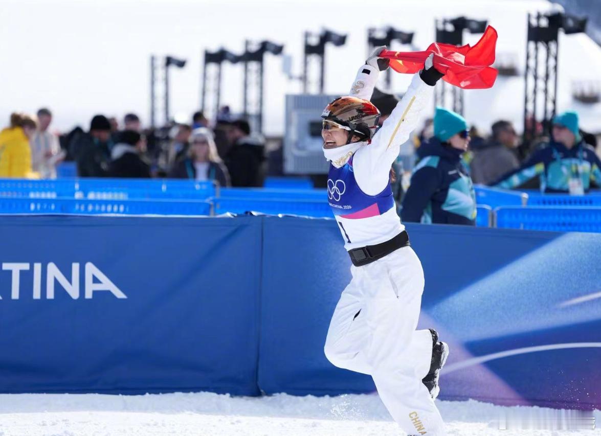 在斯科特失误触雪后，五朝元老徐梦桃以112.90分、领先第二名10.73分的成绩