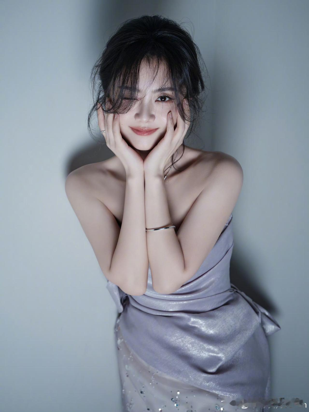 谭松韵拍硬照拍到“绷不住”，前半段清冷贵气像换了个人，最后叉腰比耶直接把优雅滤镜