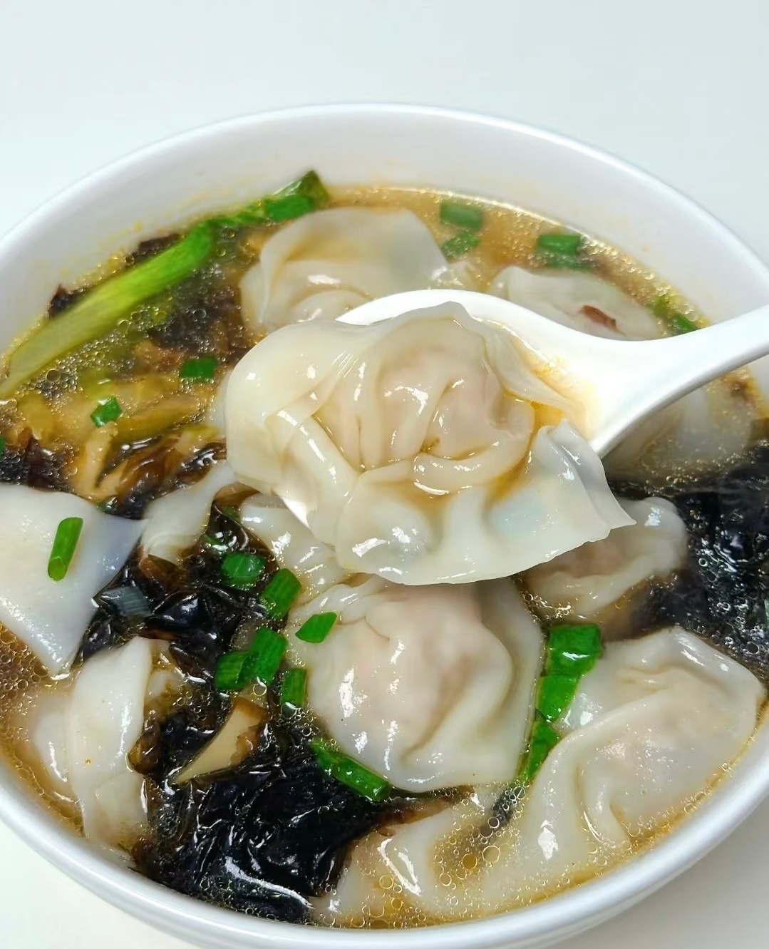 ⛅️ 𝕙𝕒𝕡𝕡𝕪  ̖́-“比起诗和远方，更爱楼下那碗热馄饨🥟” 