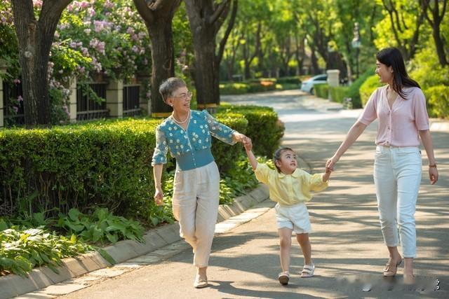 现在有很多外婆都称呼女儿的儿子为孙子，妥不妥当？

我特别不能理解，对于外孙子一