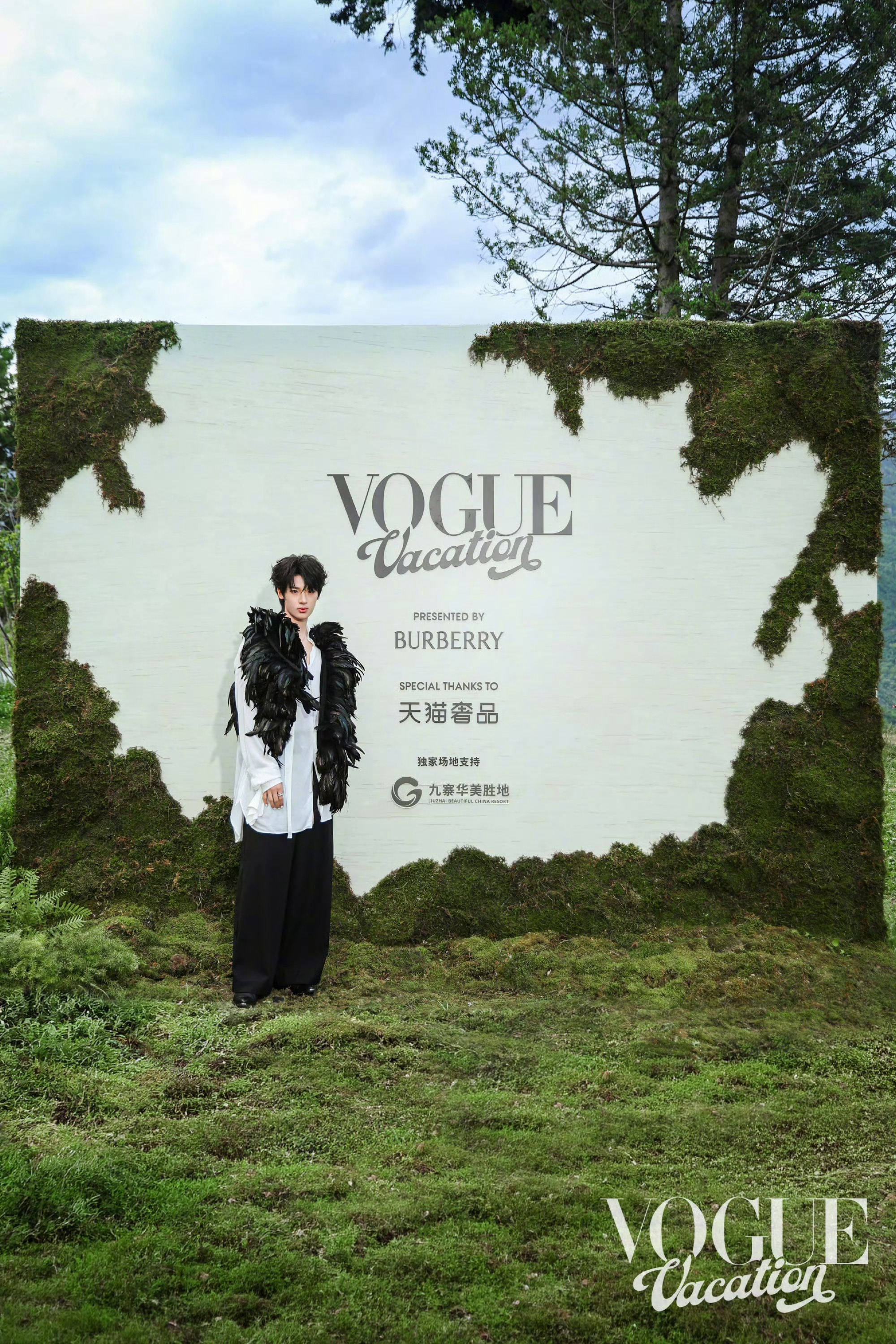 张峻豪亮相VOGUE山谷假日官方大片，身穿Ann Demeulemeester 