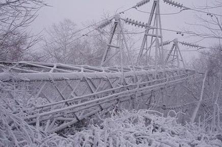 日本又出现灾害了，这次是暴风雪，这场从14日就开始肆虐的暴风雪彻底打乱了当地的正