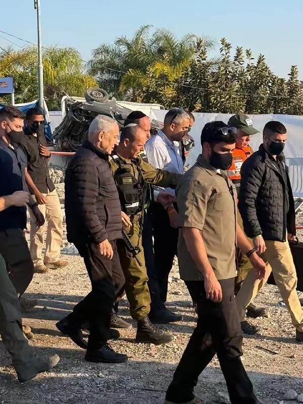 伊朗白高兴了，内塔尼亚胡没死成，从从容容现身被炸现场

据央视报道，伊朗用海巴尔